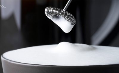 طرز تهیه فوم شیر با همزن برقی